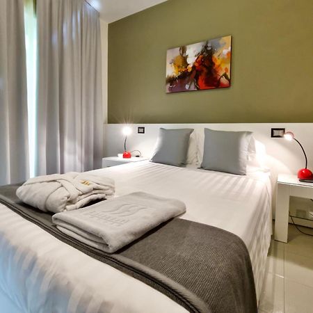 ליגננו סביאדורו Monaco Suites Hotel חדר תמונה