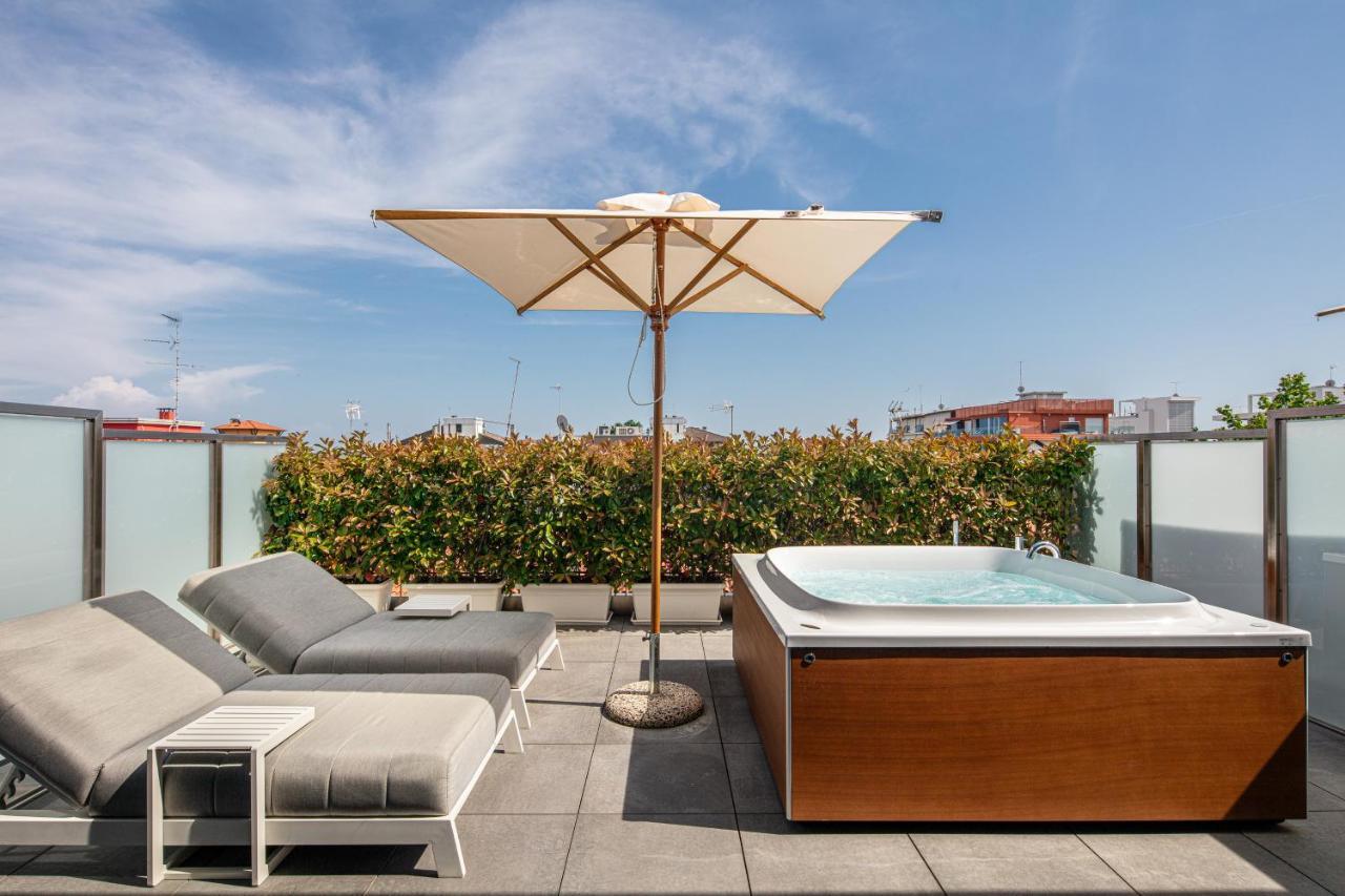 ליגננו סביאדורו Monaco Suites Hotel מראה חיצוני תמונה