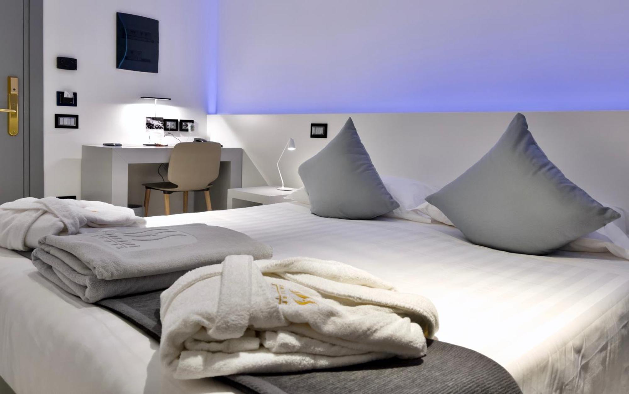 ליגננו סביאדורו Monaco Suites Hotel חדר תמונה